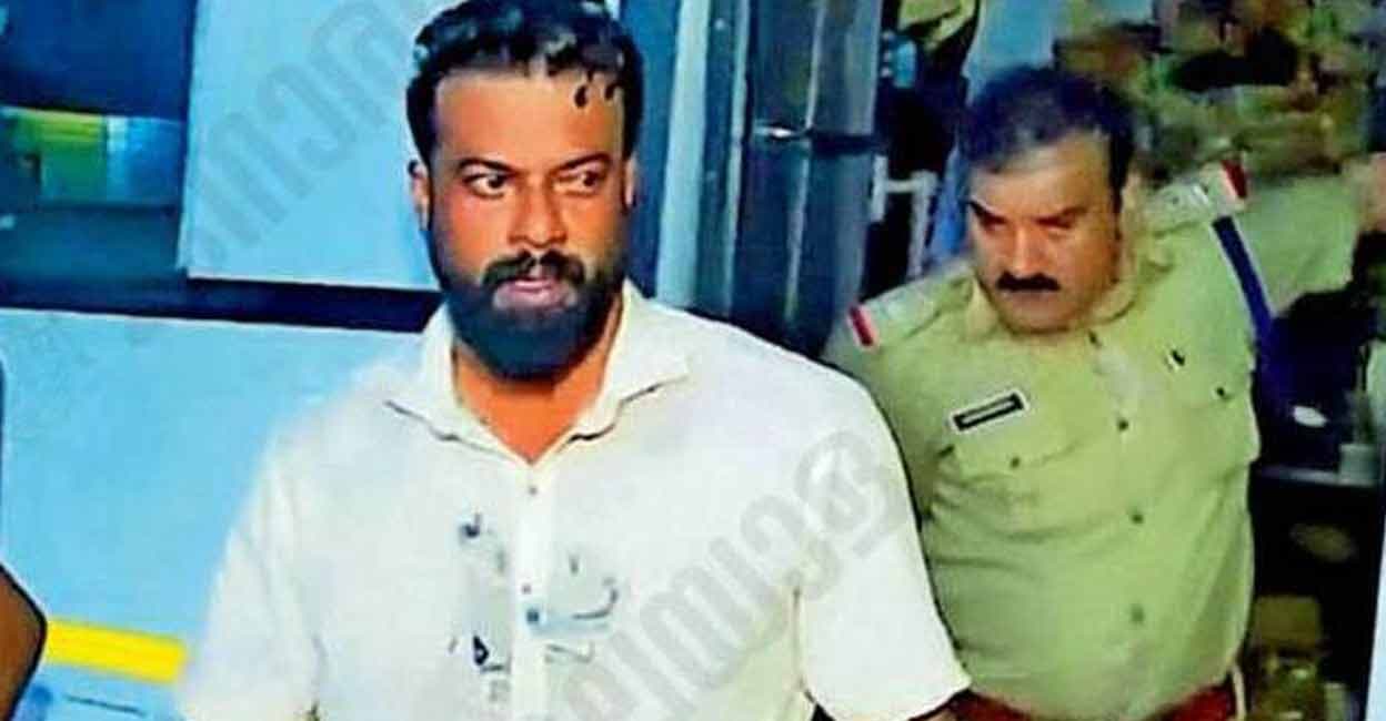 മുൻകൂർ ജാമ്യം തള്ളി, ബിജെപി കൗൺസിലറെ അറസ്റ്റ് ചെയ്യാനെത്തി, സംഘർഷം; ആകാശത്തേക്ക് വെടിവച്ച് പൊലീസ്