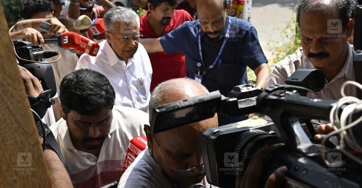 ‘പിന്നോട്ടു നടന്ന് വീഴാതെ നോക്കണം’: ചോദ്യങ്ങൾക്ക് മറുപടി ഇല്ല; ഉപദേശിച്ച് പിണറായി