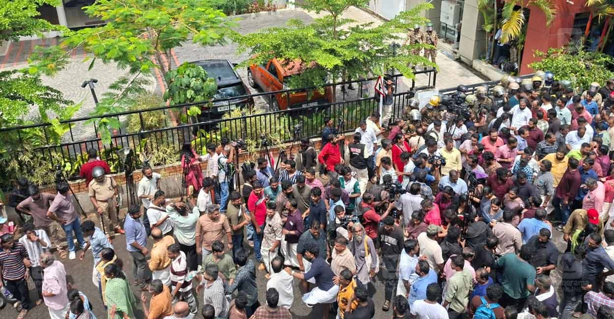 ‘ഇവൻമാരെ കൊല്ലടാ’ എന്നാക്രോശിച്ചു; മാരകായുധങ്ങളുമായി ആക്രമിച്ചു: സിപിഎമ്മുകാർക്കെതിരെ എഫ്ഐആർ